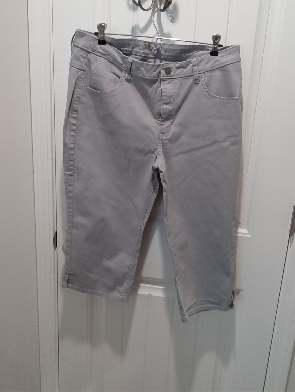 Riders by Lee Plus Size 16 Light Gray Capri Pants 18" Inseam